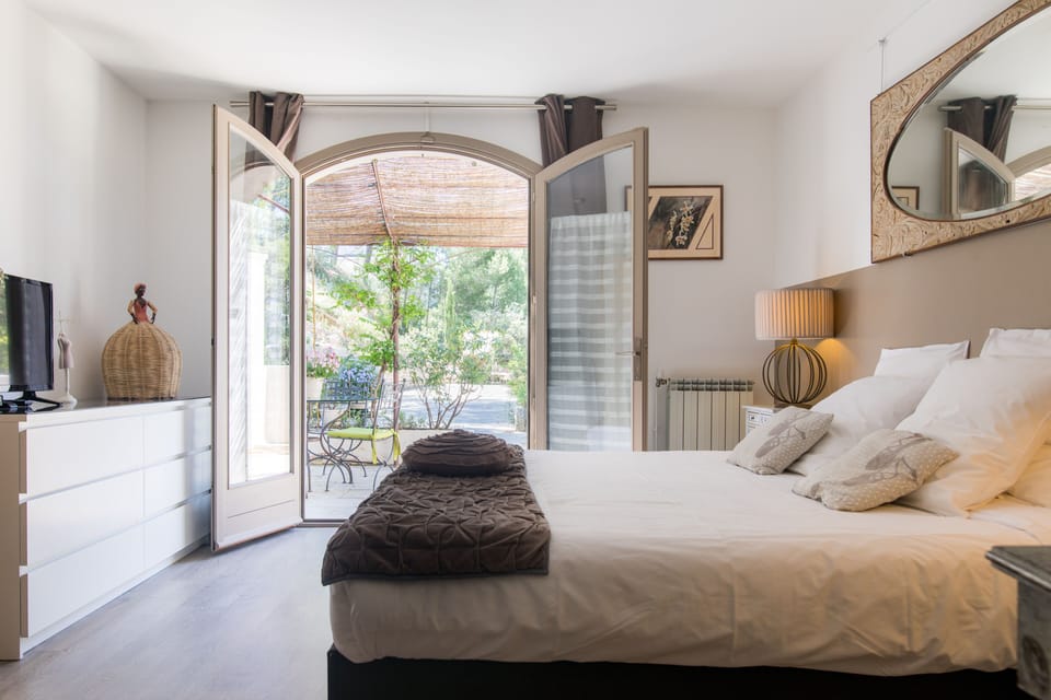 Blackout drapes, free WiFi, bed sheets