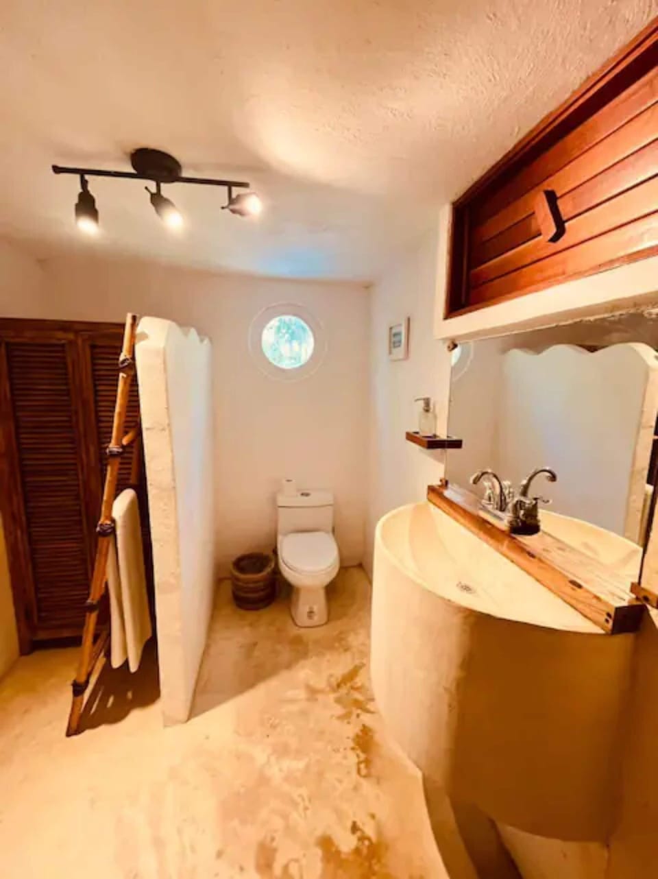 Bungalow | Bathroom | Shower, towels, soap, shampoo