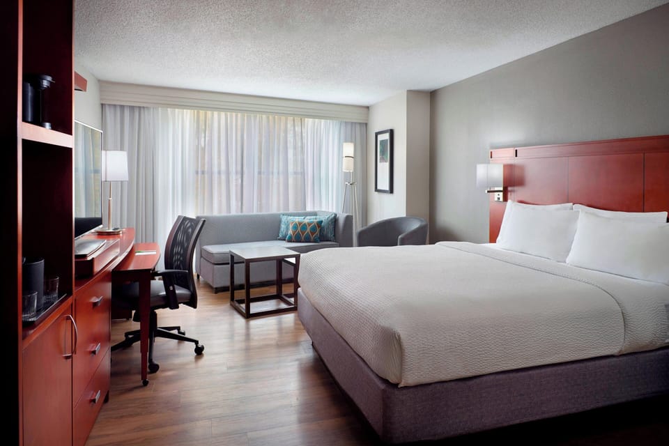 1 bedroom, Egyptian cotton sheets, premium bedding, pillowtop beds