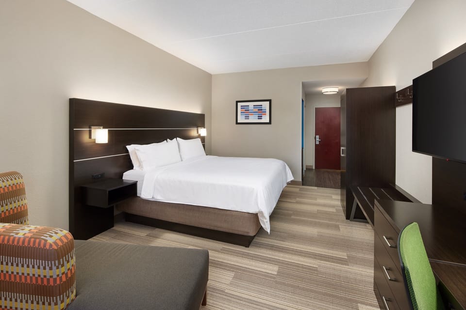 Standard Room, 1 King Bed | Desk, blackout drapes, iron/ironing board, free cribs/infant beds