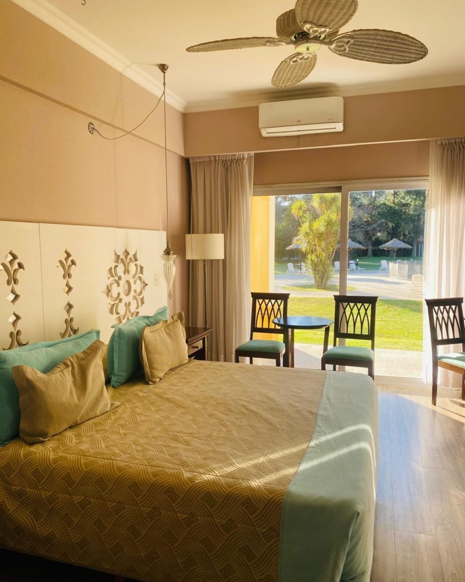 Standard Room, 1 King Bed | Premium bedding, down comforters, pillowtop beds, minibar