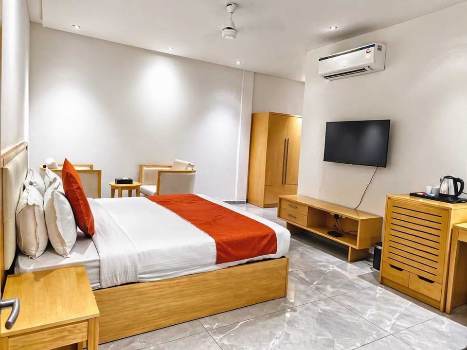 Deluxe Double Room, 1 Double Bed | In-room safe, rollaway beds, free wired internet, bed sheets