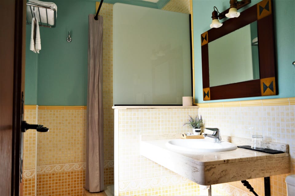 Club Single Room | Bathroom | Free toiletries, hair dryer, bidet, towels