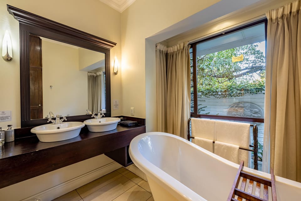 Luxury Twin Suite  | Deep soaking bathtub