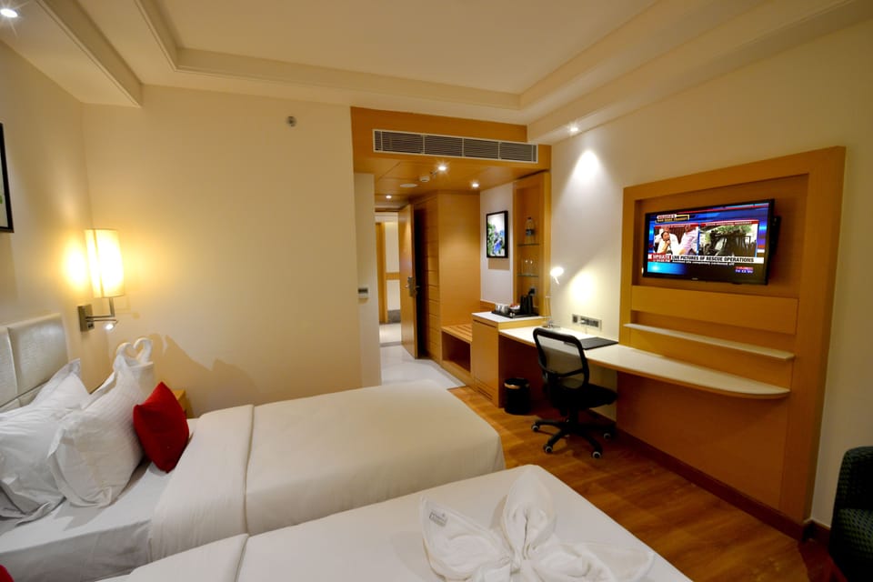 Executive Double Room | Minibar, in-room safe, desk, soundproofing