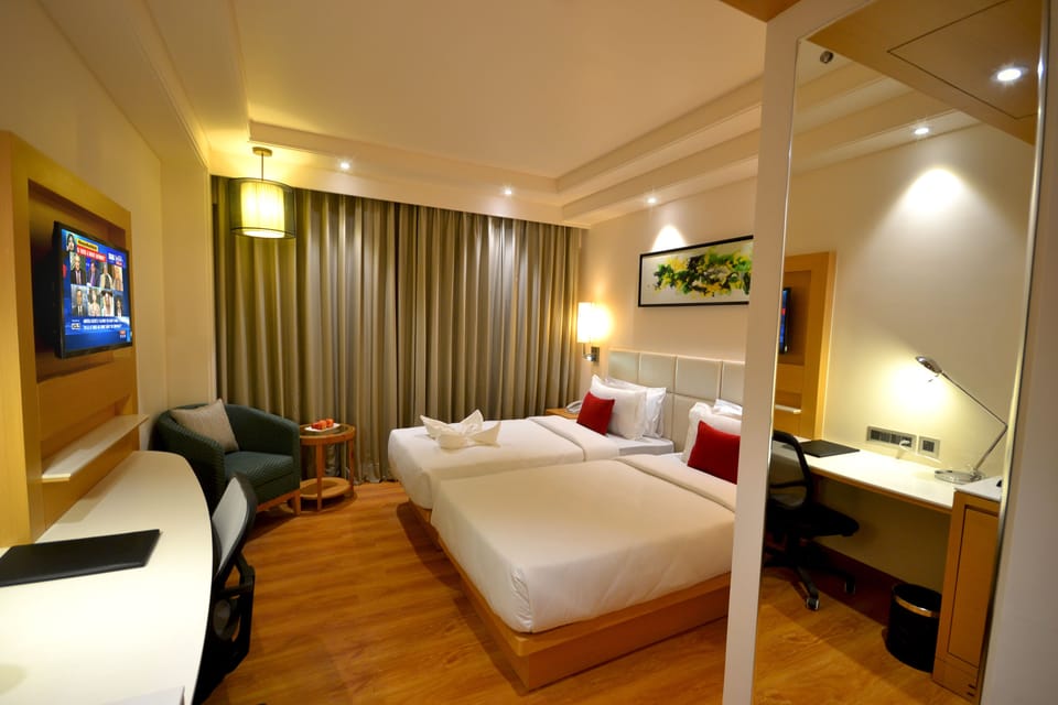 Club Room | Minibar, in-room safe, desk, soundproofing