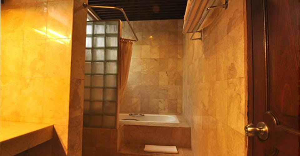 Deluxe Room | In-room safe