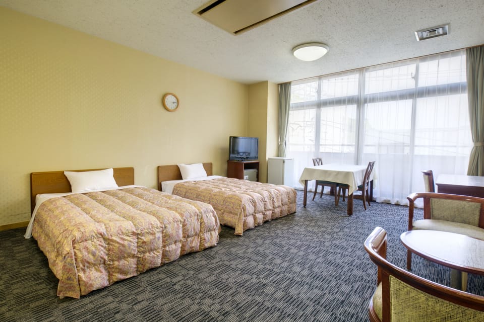 Accessible Twin Room, Smoking | In-room safe, blackout drapes, free WiFi, bed sheets