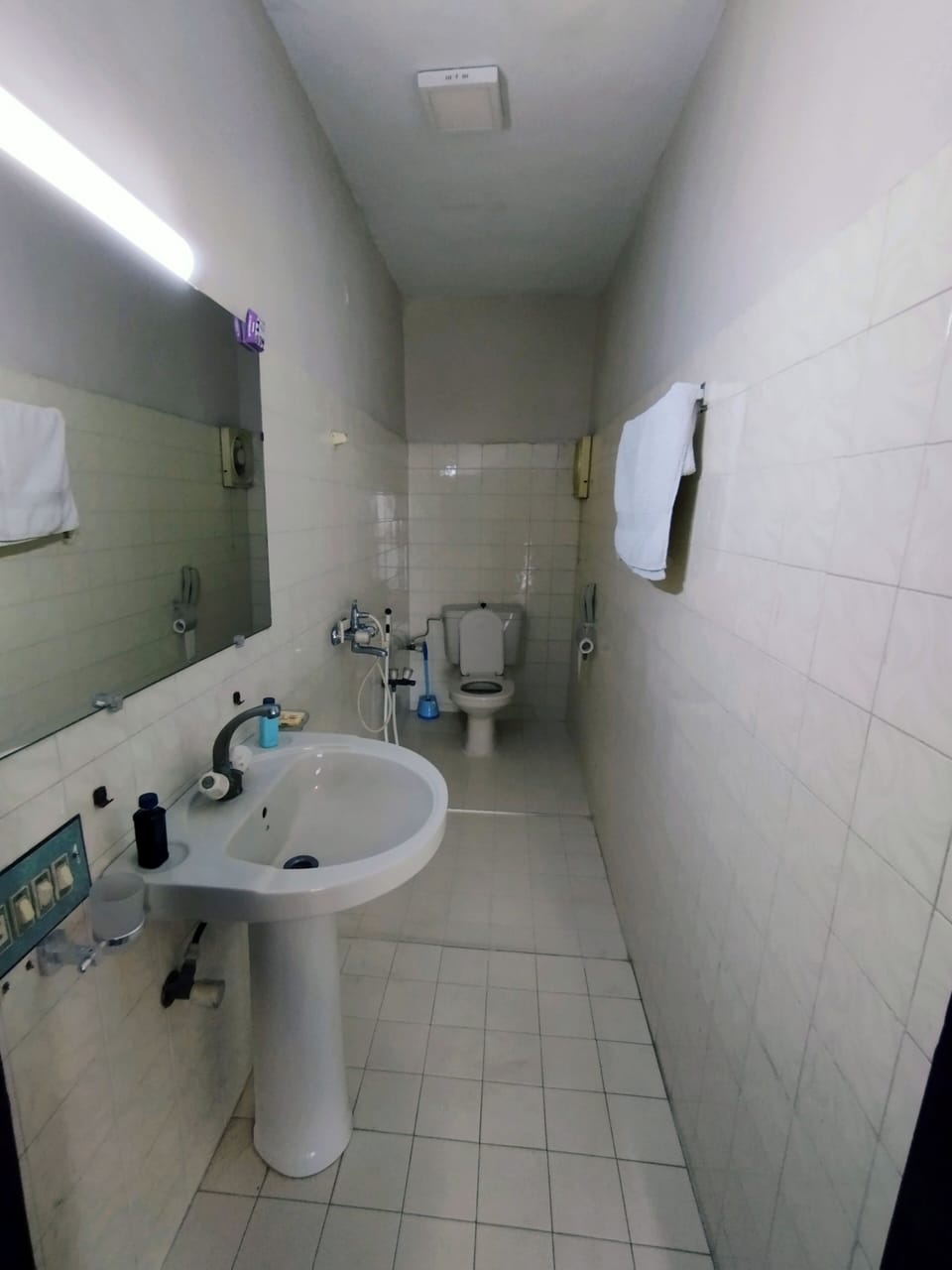 Shower, rainfall showerhead, free toiletries, slippers
