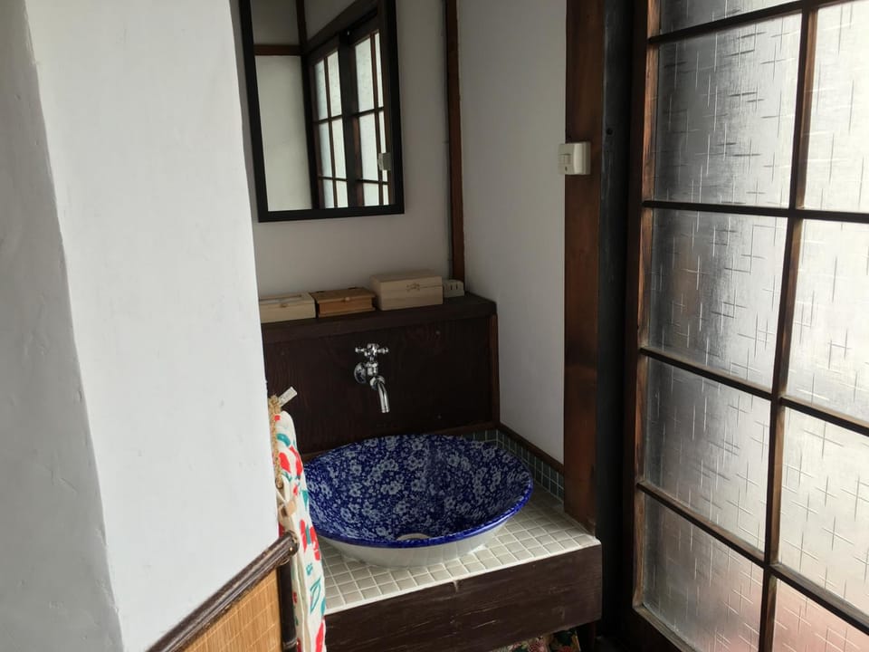 Shower, free toiletries, slippers
