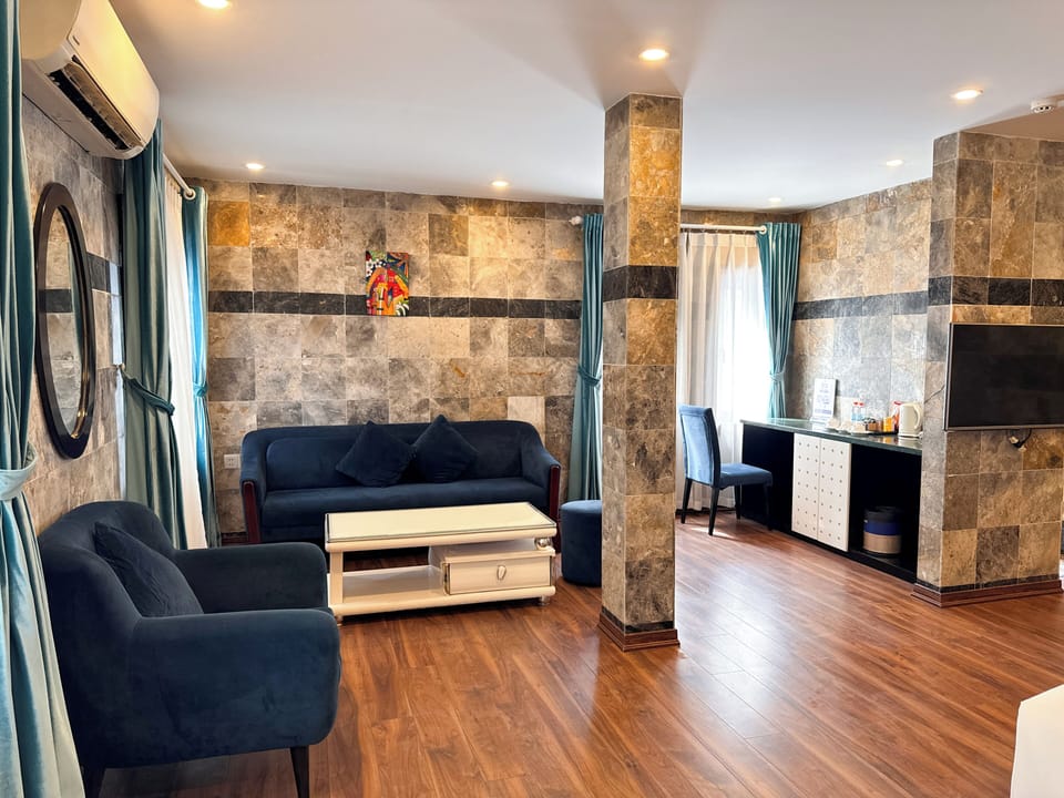Suite Garden View | In-room safe, desk, blackout drapes, soundproofing