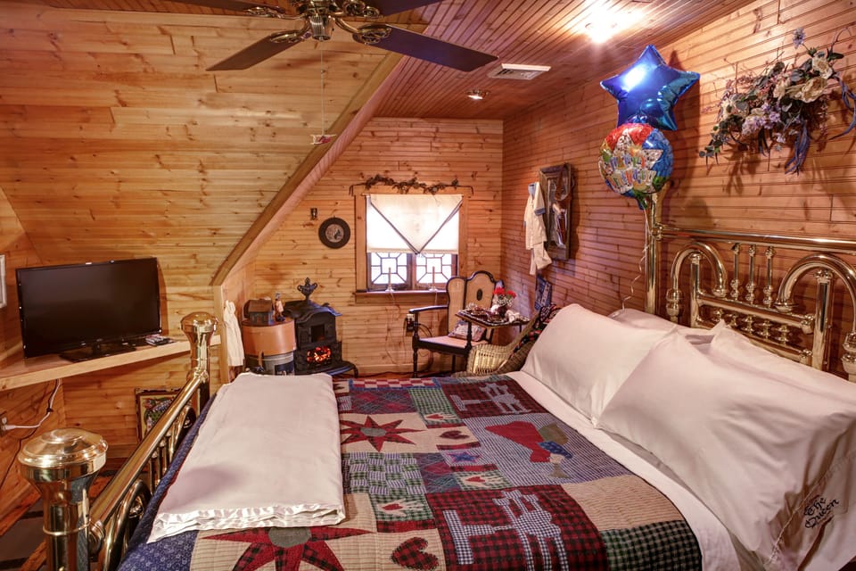 Comfort Room, 1 Queen Bed, Private Bathroom (Nanny's Attic) Not Pet Friendly | 1 bedroom, premium bedding, individually decorated