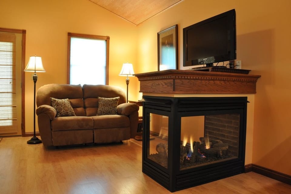 32-inch flat-screen TV with cable channels, TV, fireplace