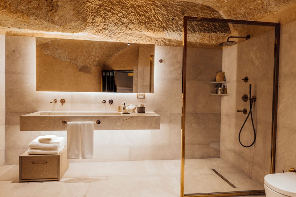 Golden Hour Suite | Bathroom | Shower, rainfall showerhead, free toiletries, hair dryer
