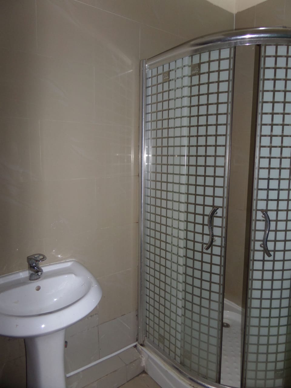 Separate tub and shower, free toiletries, hair dryer, bathrobes