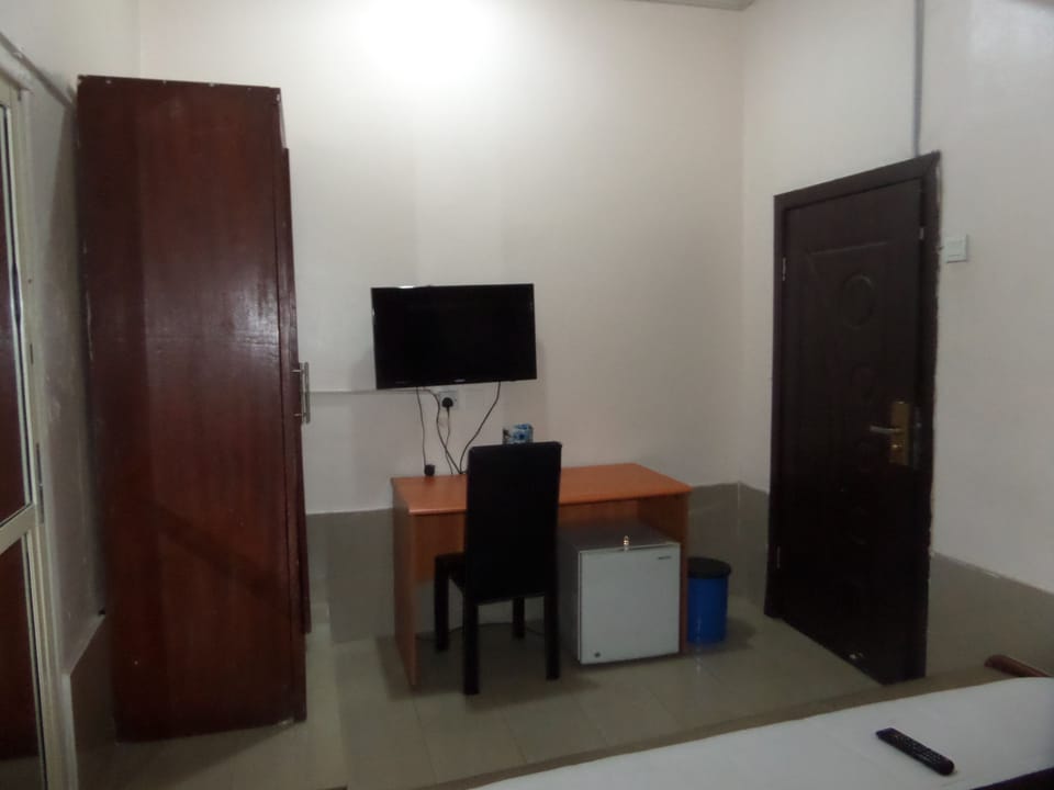 Deluxe Room | Premium bedding, in-room safe, desk, laptop workspace