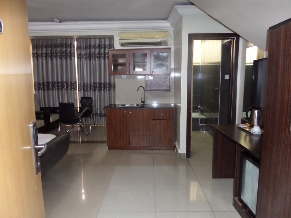 Junior Suite | 1 bedroom, premium bedding, minibar, in-room safe