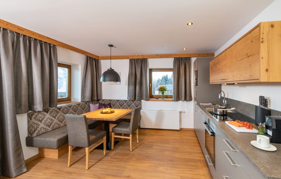 Apartment (Glücksgenuss) | Living area | Flat-screen TV, table tennis, books