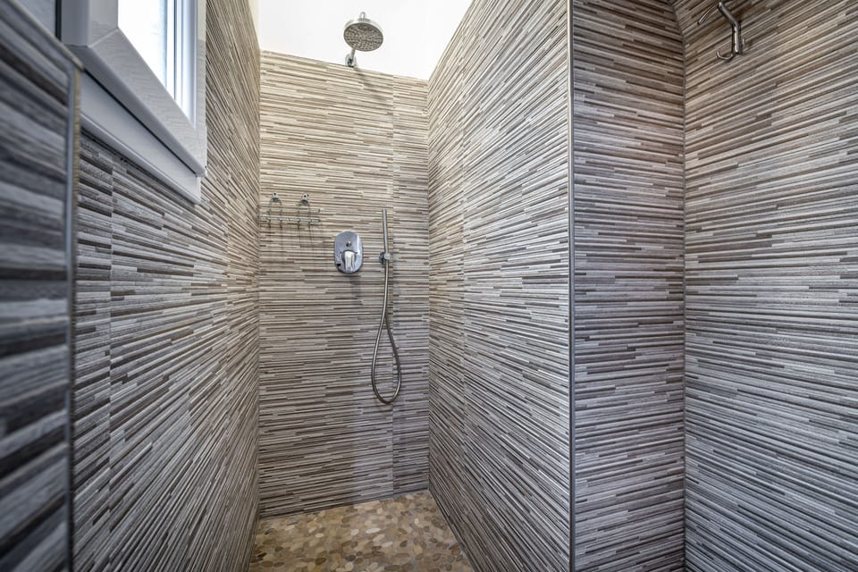 Junior Suite | Bathroom | Shower, free toiletries, hair dryer, slippers