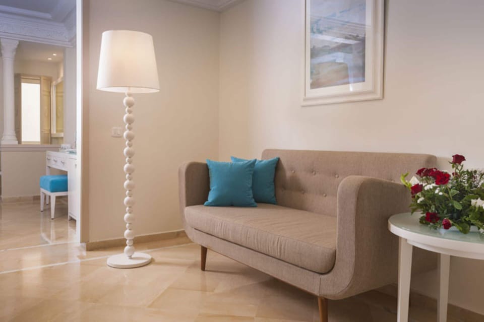 Standard Bungalow | Minibar, in-room safe, desk, blackout drapes