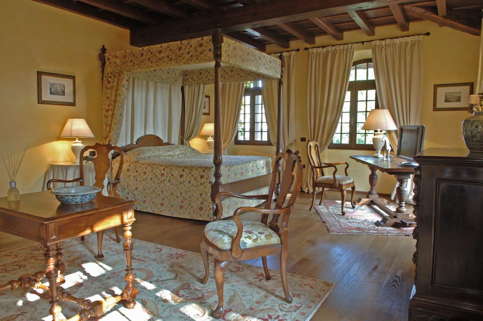 Junior Suite | Minibar, in-room safe, individually decorated, individually furnished