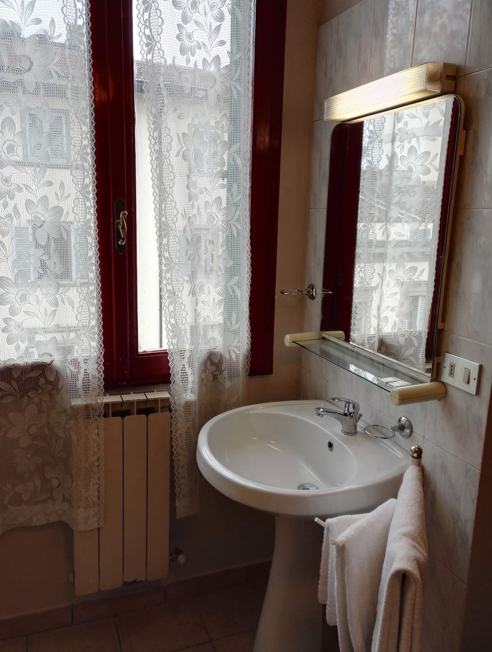Shower, rainfall showerhead, free toiletries, bidet