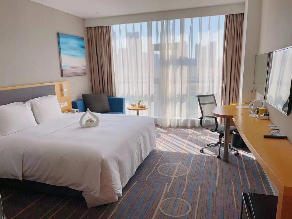 Standard Room, 1 Queen Bed (Minifridge) | In-room safe, desk, blackout drapes, soundproofing