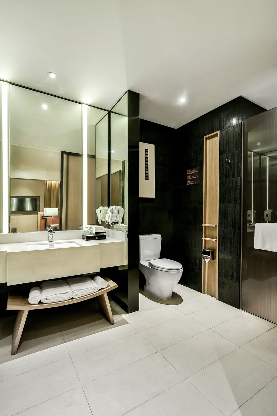 Shower, hydromassage showerhead, free toiletries, hair dryer
