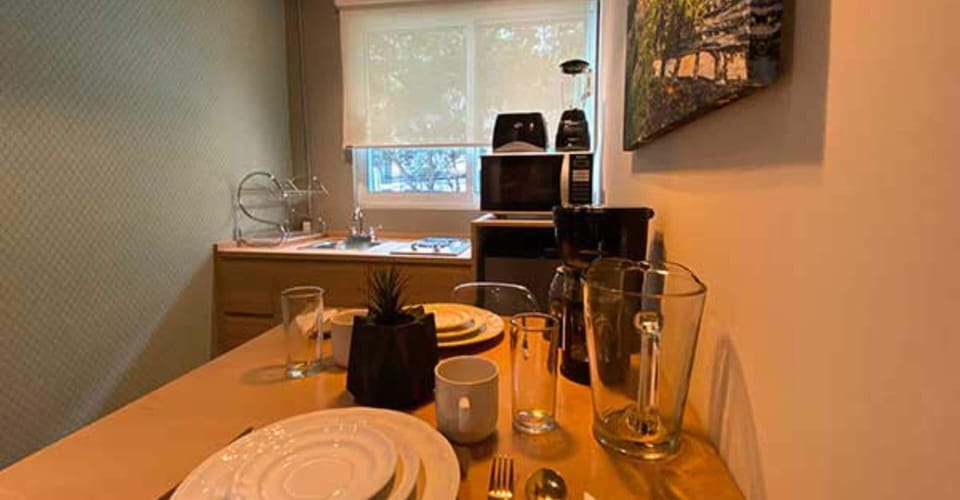 Deluxe Studio Suite | Private kitchen | Microwave