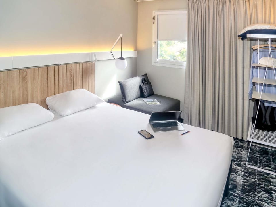 Premium bedding, desk, blackout drapes, soundproofing