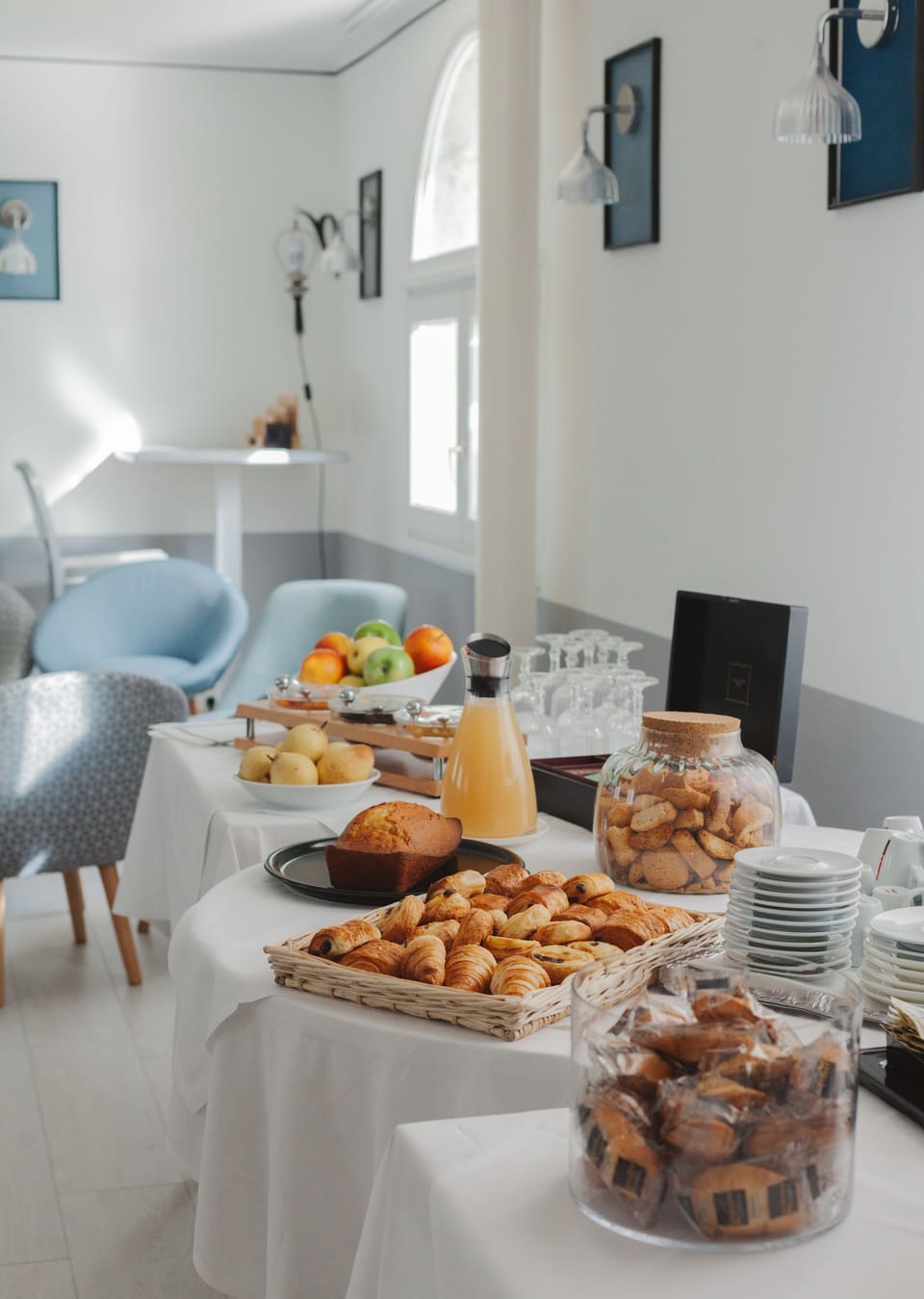 2 restaurants, breakfast served