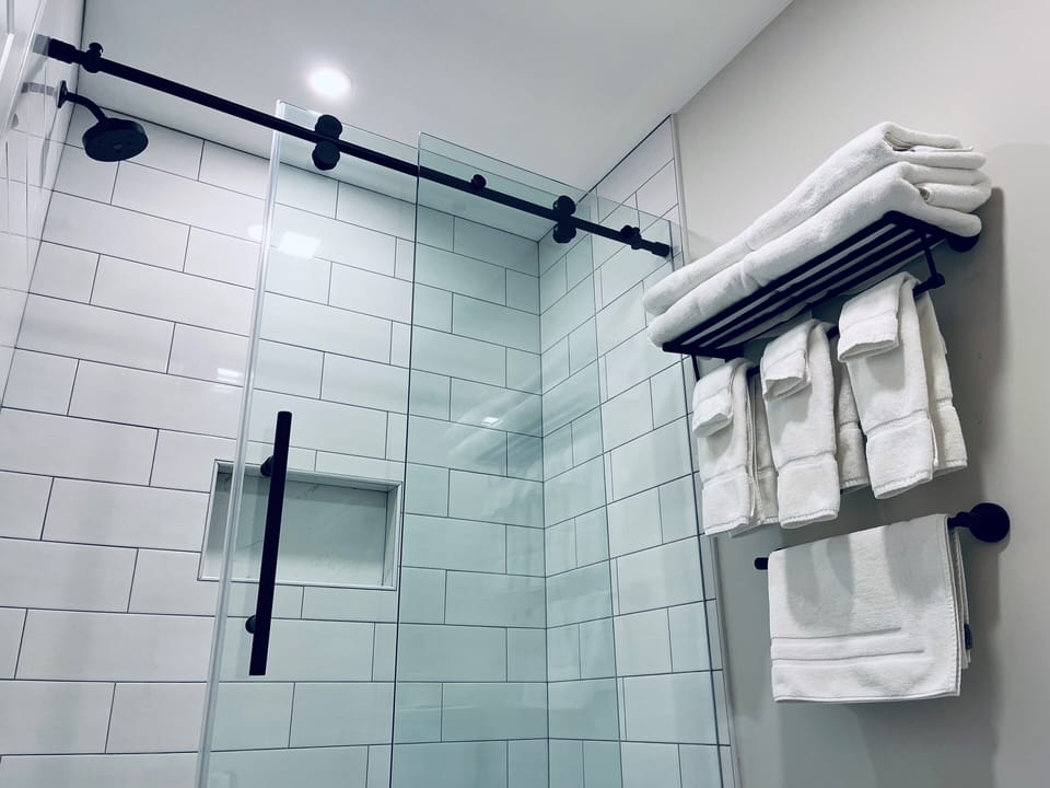 Deluxe Non-Smoking Room | Bathroom | Combined shower/tub, free toiletries, hair dryer, towels