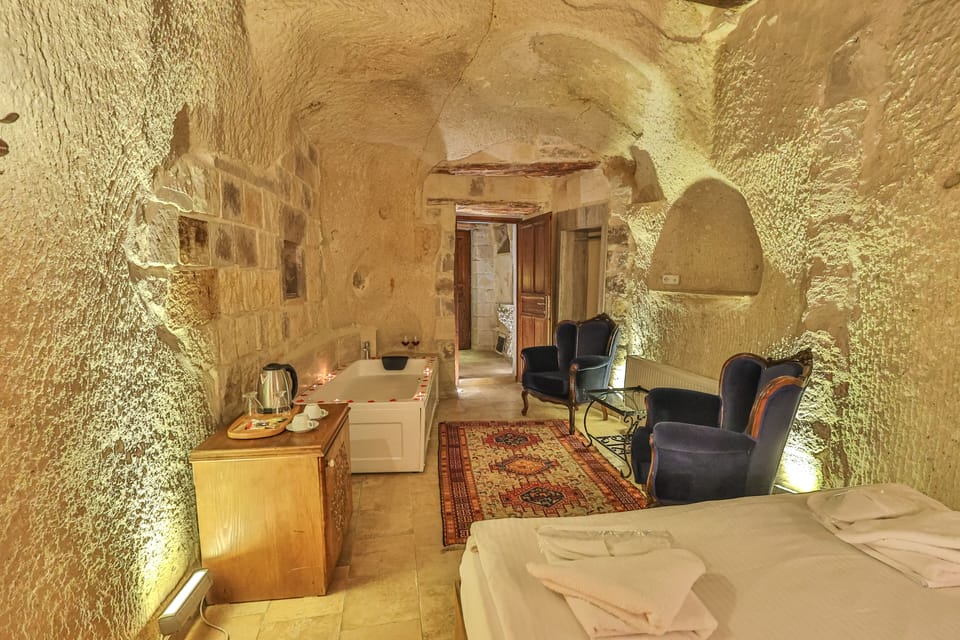 Deluxe Cave Jacuzzi Room | Egyptian cotton sheets, premium bedding, Select Comfort beds, minibar