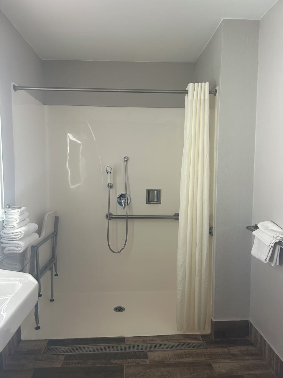 Standard Room, 1 King Bed, Accessible | Desk, free WiFi, bed sheets