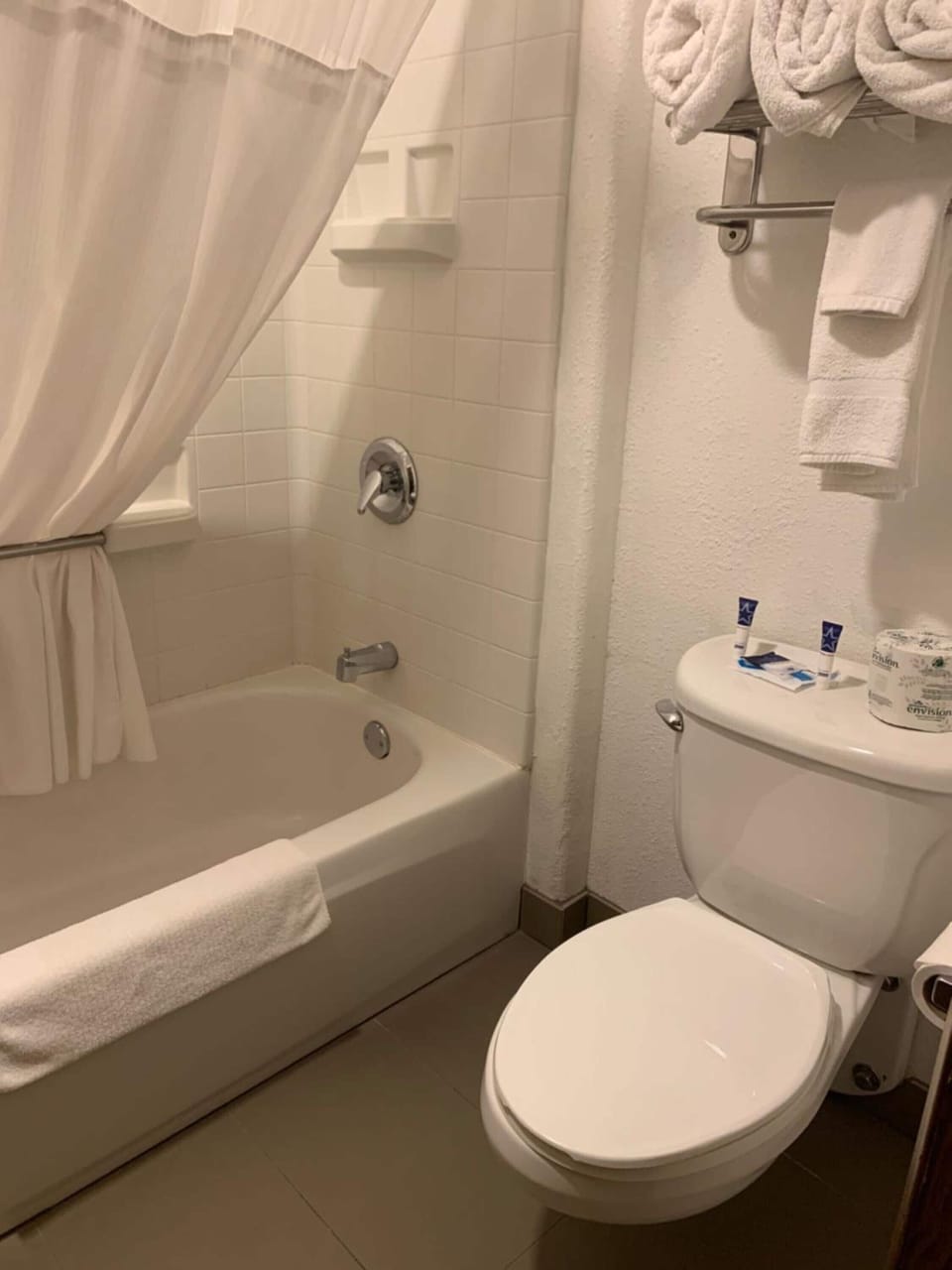 Combined shower/tub, free toiletries, hair dryer, towels