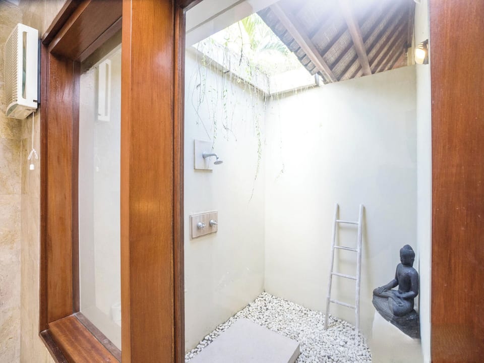 Deluxe Room | Bathroom shower