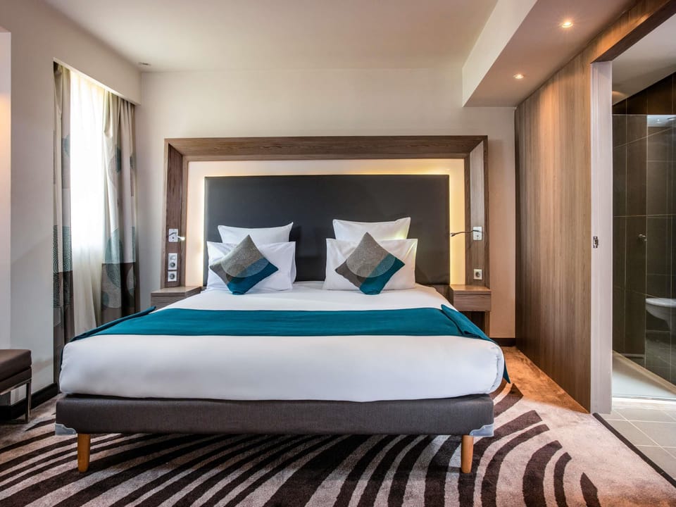 Suite, 1 King Bed with Sofa bed | Minibar, in-room safe, desk, blackout drapes