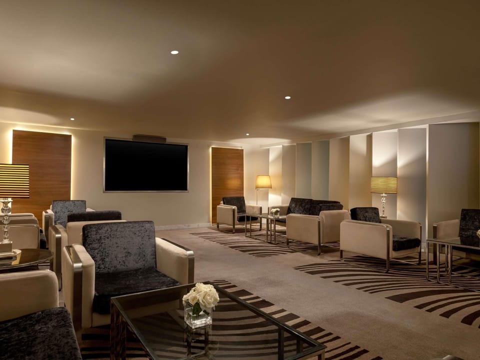 2 bars/lounges, poolside bar