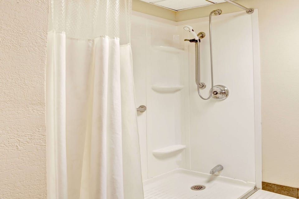 Combined shower/tub, hair dryer, towels