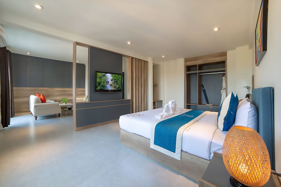 Suite Room | Minibar, in-room safe, desk, blackout drapes