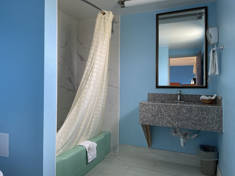 Combined shower/tub, free toiletries, towels