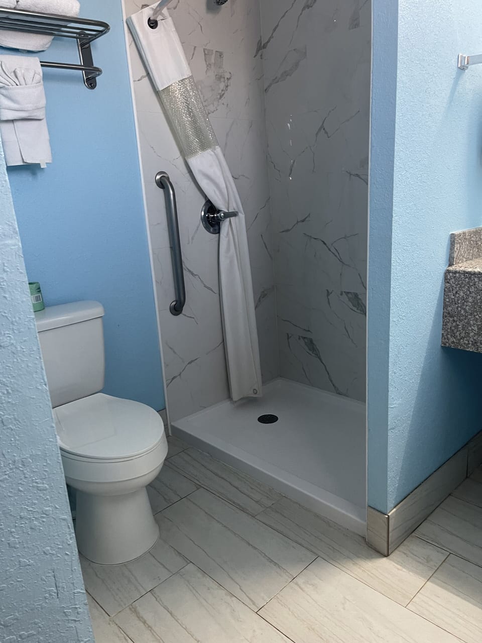 Combined shower/tub, free toiletries, towels
