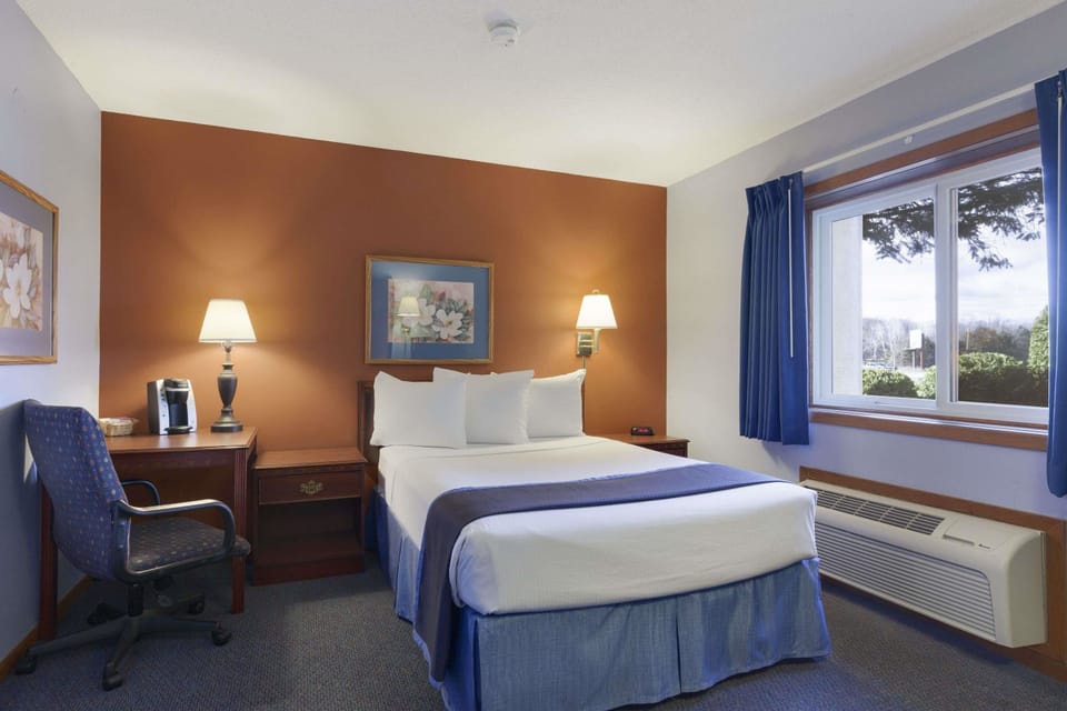 Standard Room, 1 Double Bed | In-room safe, desk, free WiFi, bed sheets