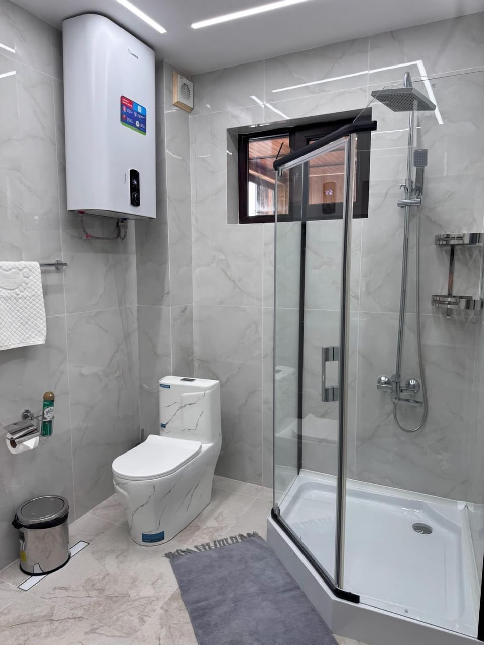 Family Suite | Bathroom | Shower, eco-friendly toiletries, hair dryer, bathrobes