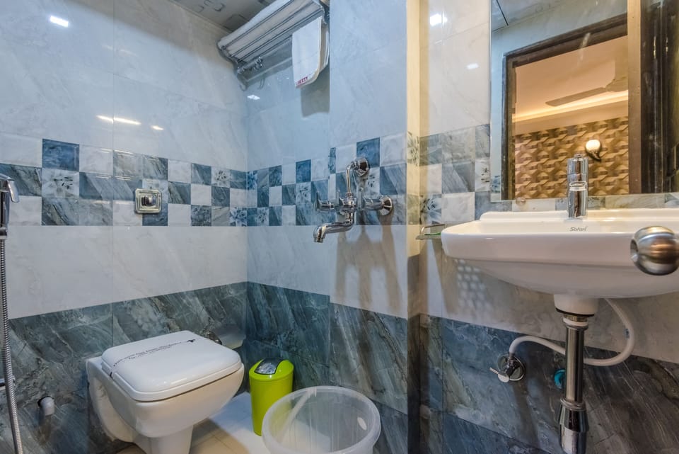Double Room, 1 King Bed | Bathroom | Shower, free toiletries, towels