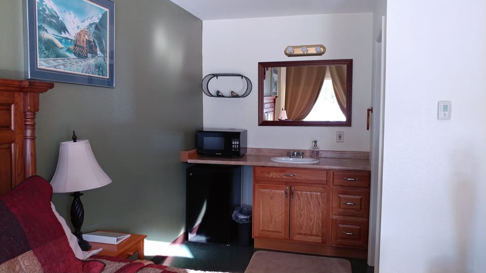 Economy Studio, 1 Queen Bed, Private Bathroom, Ground Floor | Private kitchenette | Fridge, microwave, coffee/tea maker