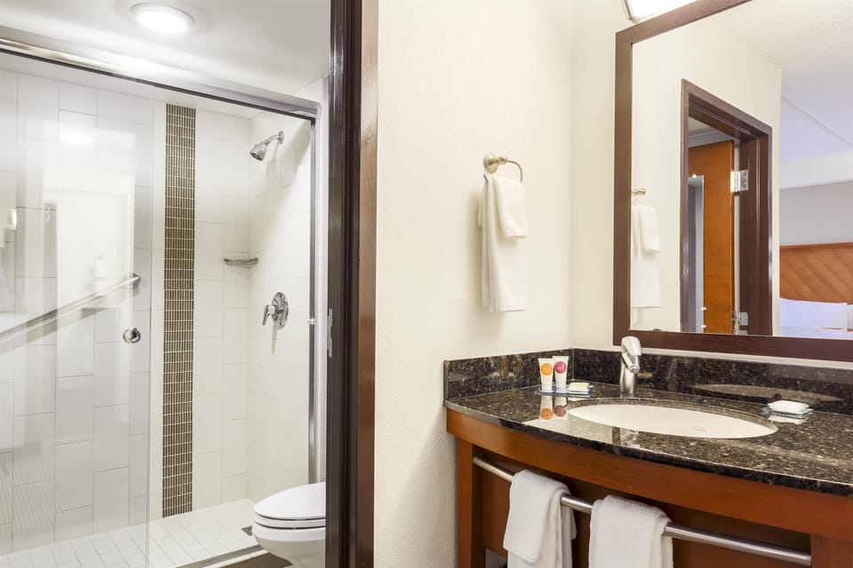 Combined shower/tub, designer toiletries, hair dryer, towels