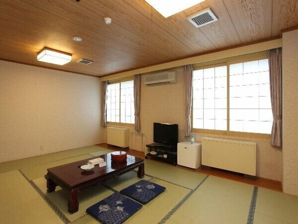 Traditional Room, Smoking | Desk, free WiFi, bed sheets