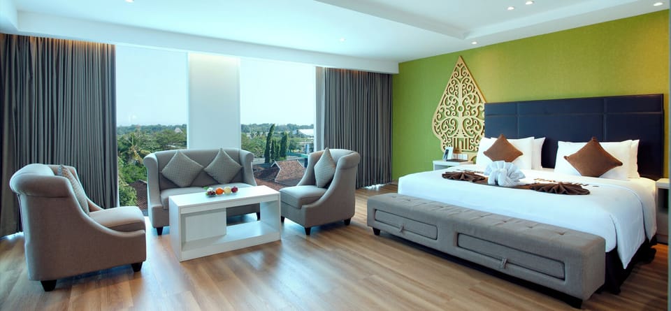 Executive Suite | Premium bedding, in-room safe, desk, blackout drapes