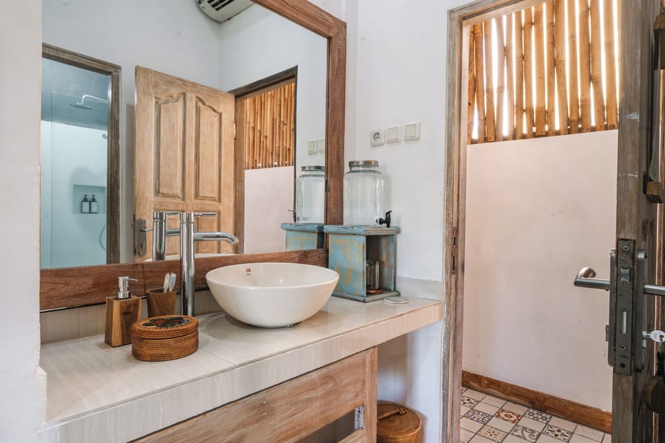 Standard Room | Bathroom | Free toiletries, hair dryer, slippers, towels